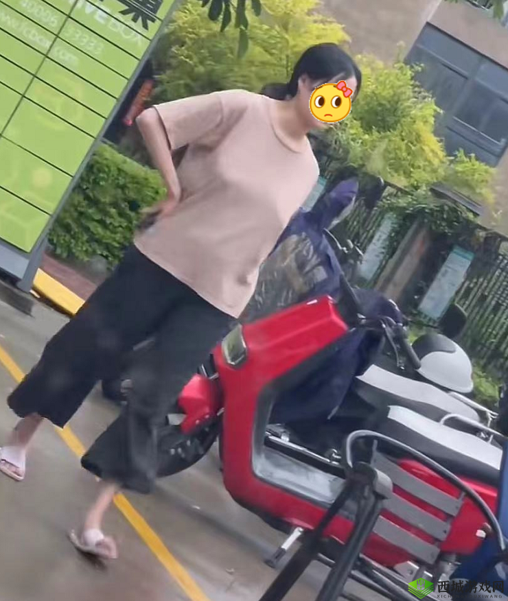 真空下楼取快递被 c：女子因取快递暴露隐私