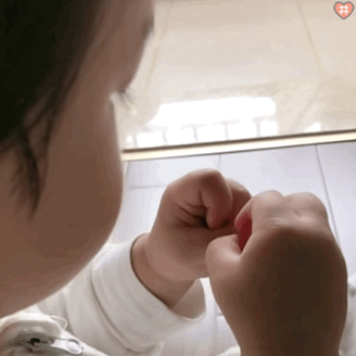 抠那里的手势图：这是什么意思呢