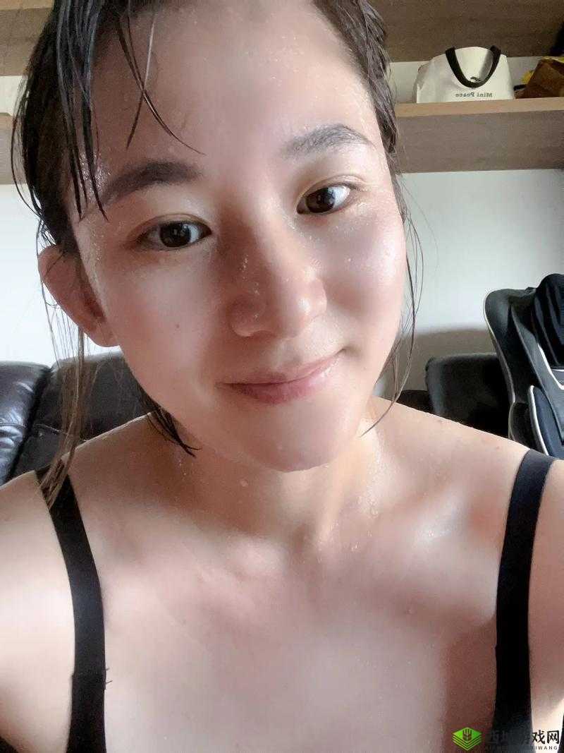 白花花身上汗津津：汗水淋漓的模样