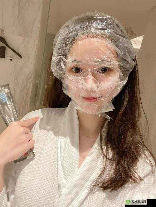 一面亲着一面膜胸口一面膜下部位：独特情境展现