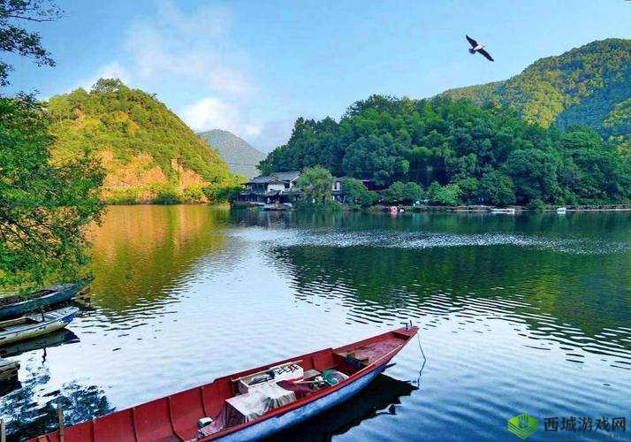 两峰夹溪，地湿无泥：自然与诗意的交融